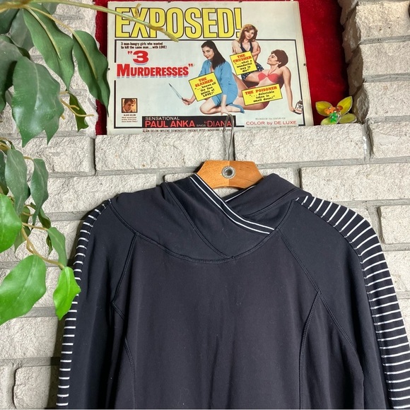 Lululemon Think Fast Hoodie
Parallel Stripe Black White / Black - Picture 3 of 7